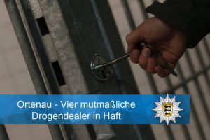 Person die eine Tür mit einem Schlüssel abschließt