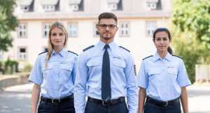 drei junge Polizeibeamten in Uniform