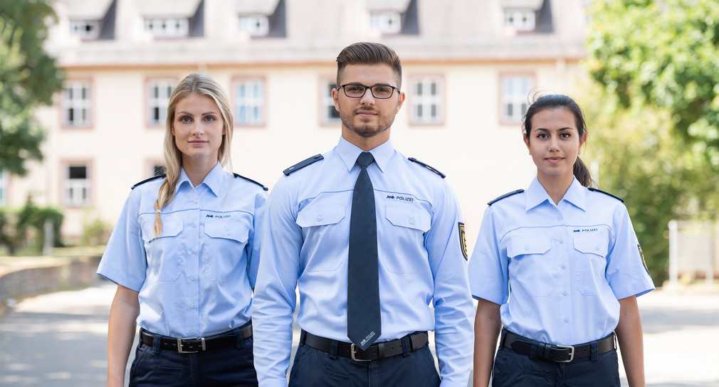 drei junge Polizeibeamten in Uniform