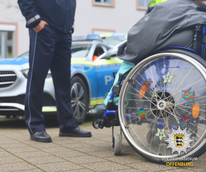 Polizist mit Rollstuhlfahrer