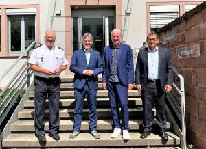 Herr Rieger mit drei weiteren Personen vor dem Präsidium