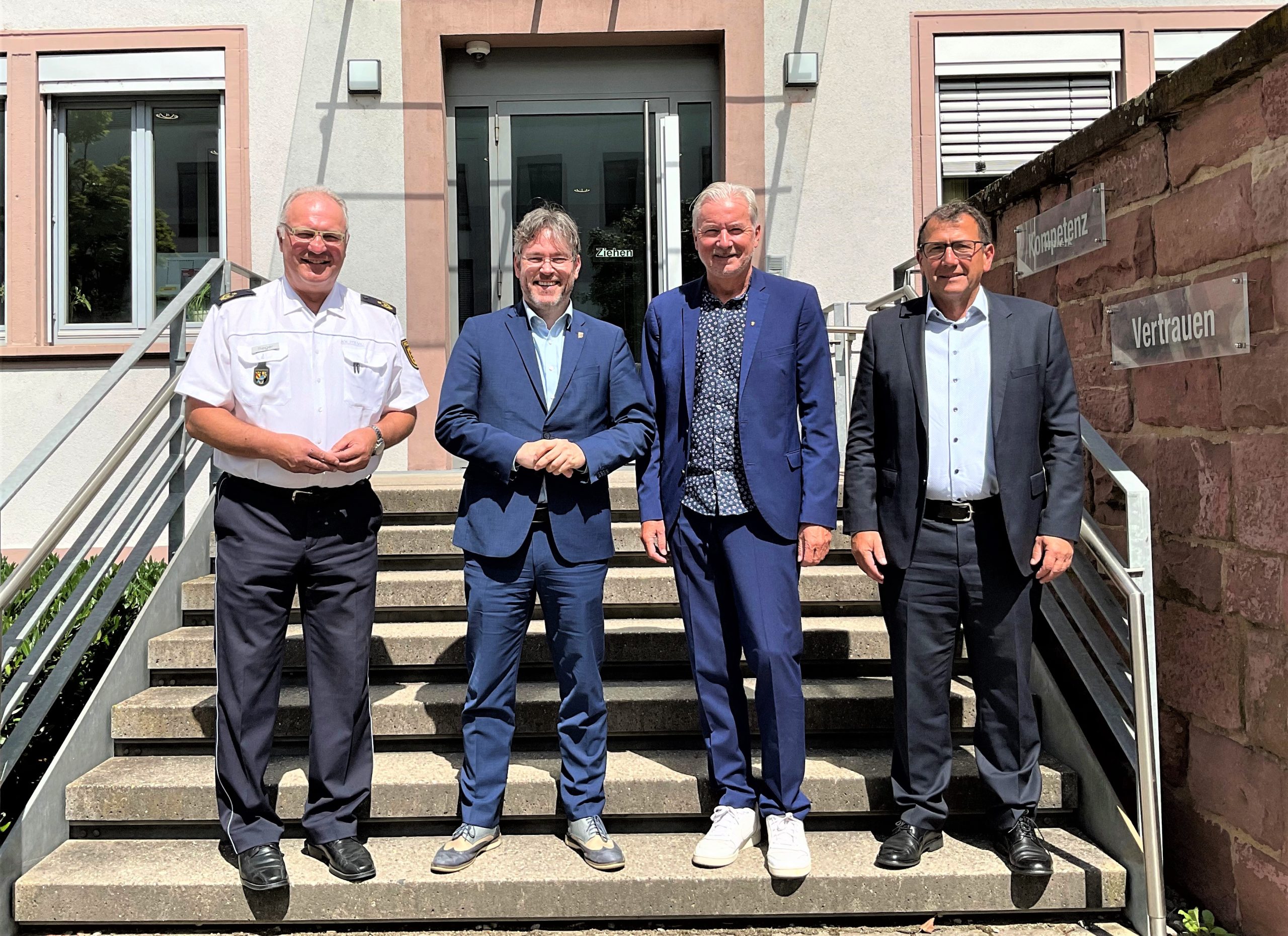 Herr Rieger mit drei weiteren Personen vor dem Präsidium