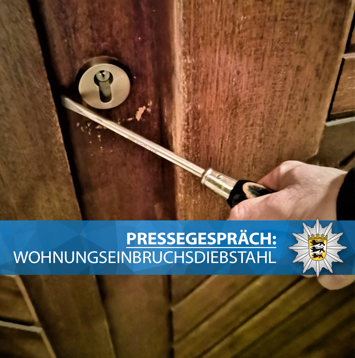 Schraubenzieher hebelt Türe auf