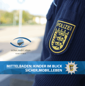 Polizeiuniform mit dem Landeswappen Baden-Württembergs, daneben das Logo der Verkehrssicherheitsaktion „sicher.mobil.leben – Kinder im Blick“. Im Fokus: sichere Mobilität für Kinder in Mittelbaden.