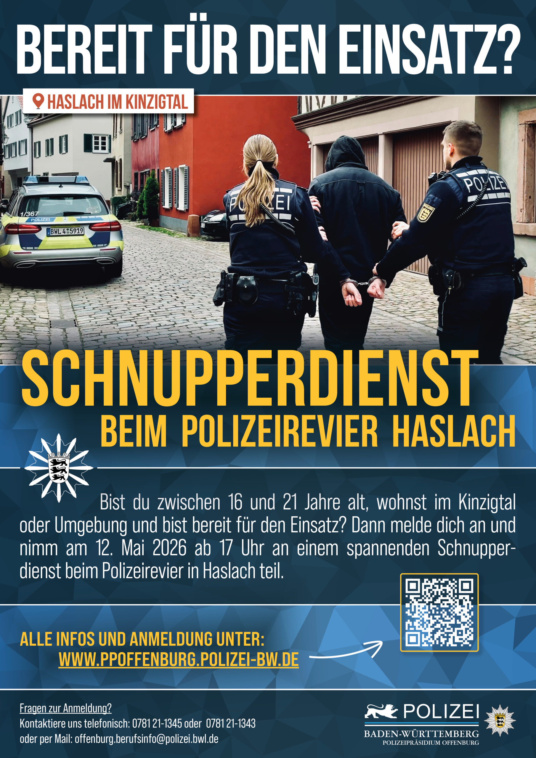 Plakat der Polizei Baden-Württemberg für einen Schnupperdienst am 12. Mai 2026 beim Polizeirevier Haslach. Das Bild zeigt zwei Polizeikräfte, die eine Person in Handschellen abführen, sowie einen Streifenwagen in einer Altstadtgasse.